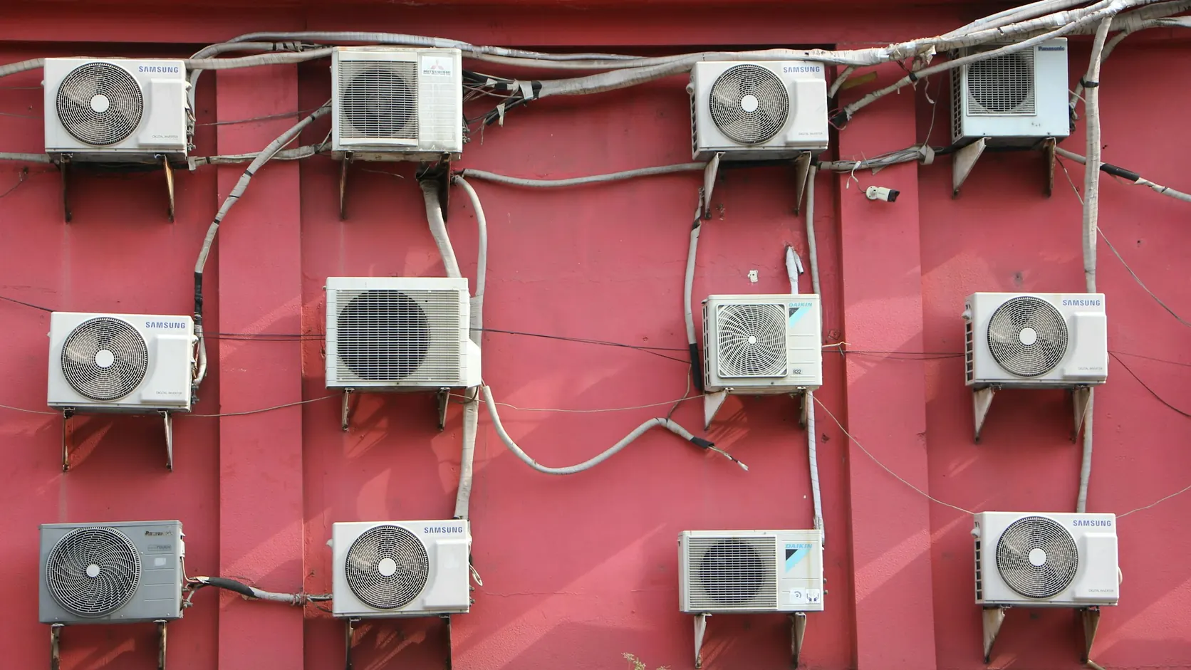 Unidades de climatização distribuídas na fachada de um edifício
